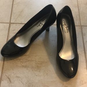 Patent leather black pumps
